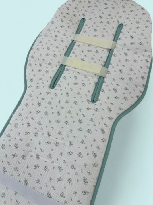 Colchoneta universal con flores pequeñas y vivo verde empolvado Peques del Valle