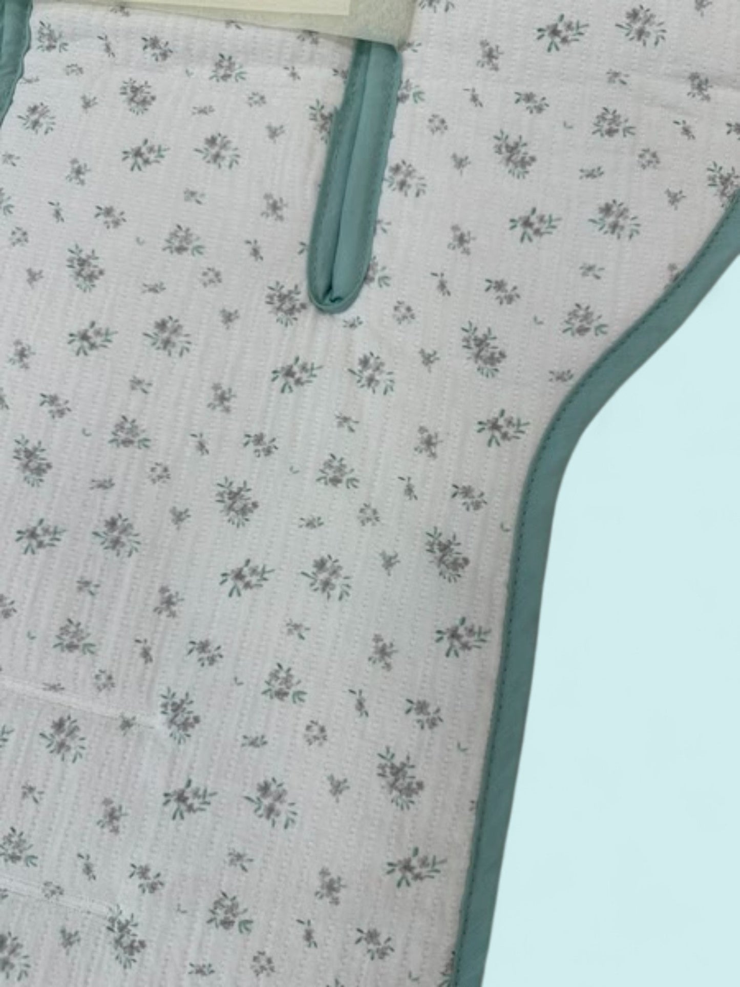 Colchoneta universal con flores pequeñas y vivo verde empolvado Peques del Valle