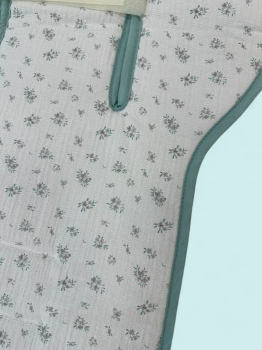 Colchoneta universal con flores pequeñas y vivo verde empolvado Peques del Valle