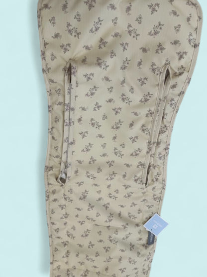 Colchoneta universal flores lila sobre fondo beige Peques del Valle