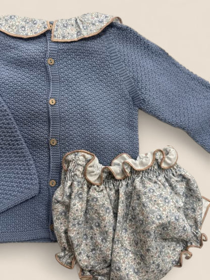 Conjunto azul con cuello volante y braguita lazo flores.