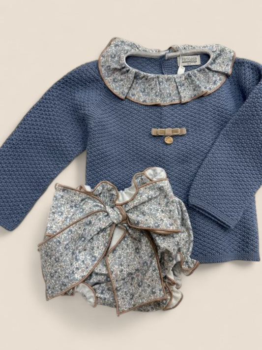 Conjunto azul con cuello volante y braguita lazo flores.