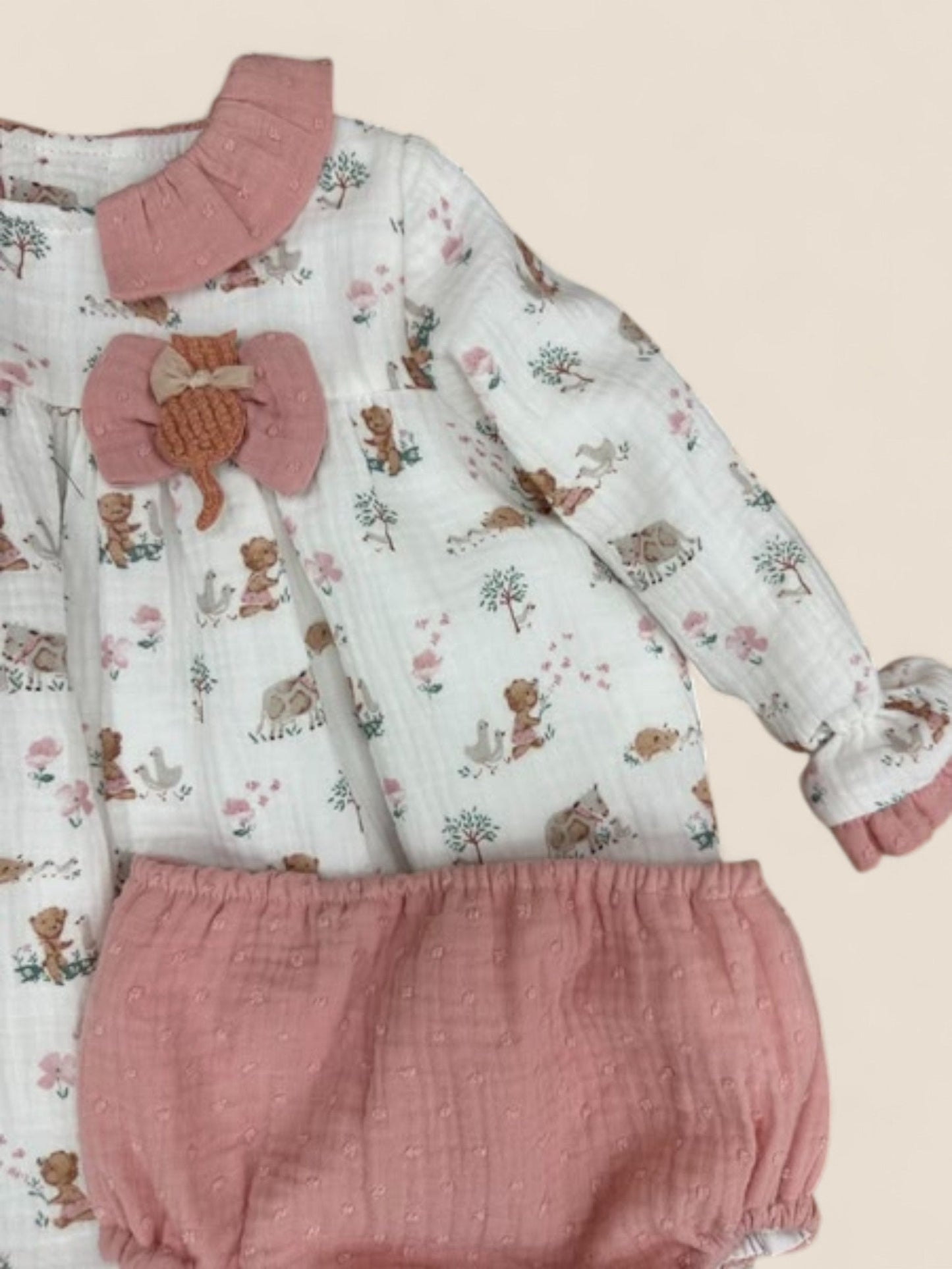 Conjunto bebé animalitos con pechera rosa y braguita a juego Belén Costales
