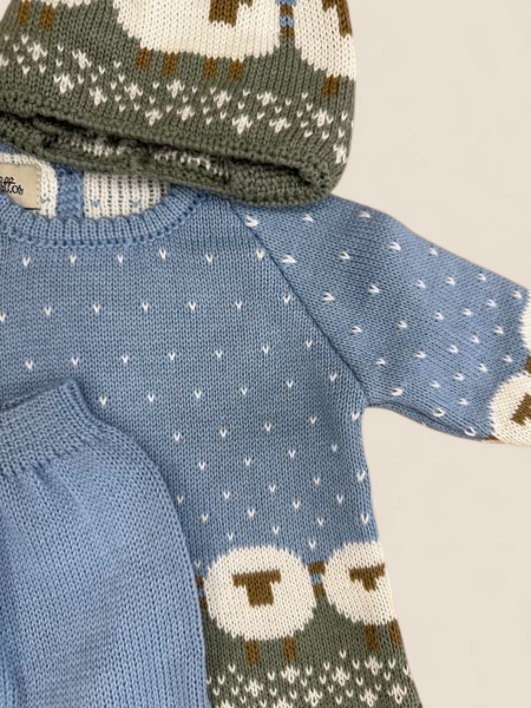 Conjunto de punto azul con ovejitas y gorro Lolittos