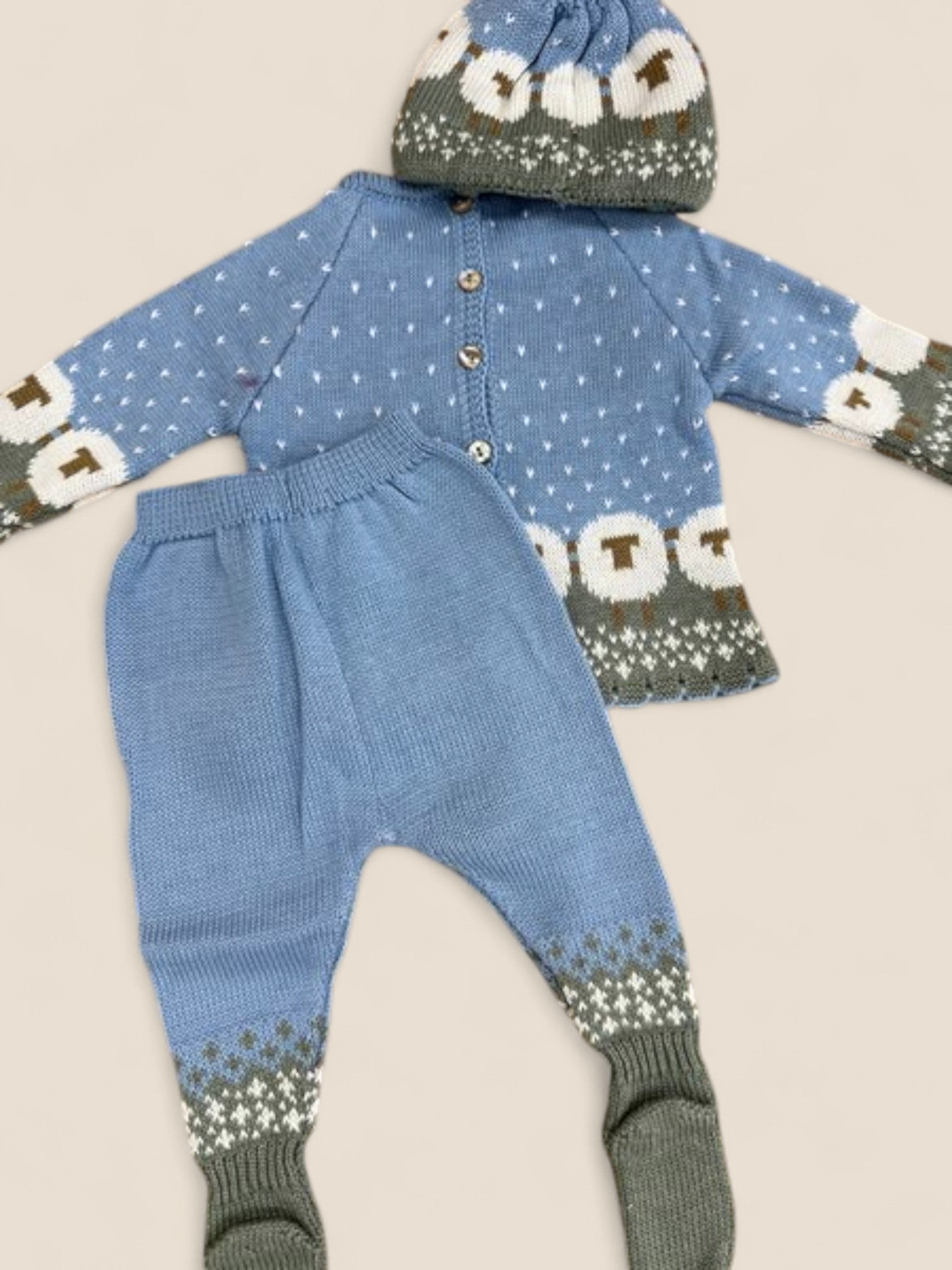Conjunto de punto azul con ovejitas y gorro Lolittos