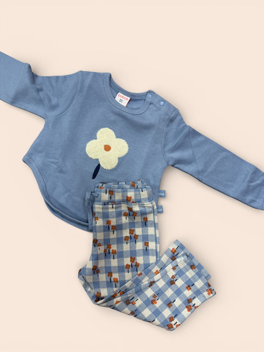 Conjunto bebé azul con sudadera flor y pantalón cuadro vichy