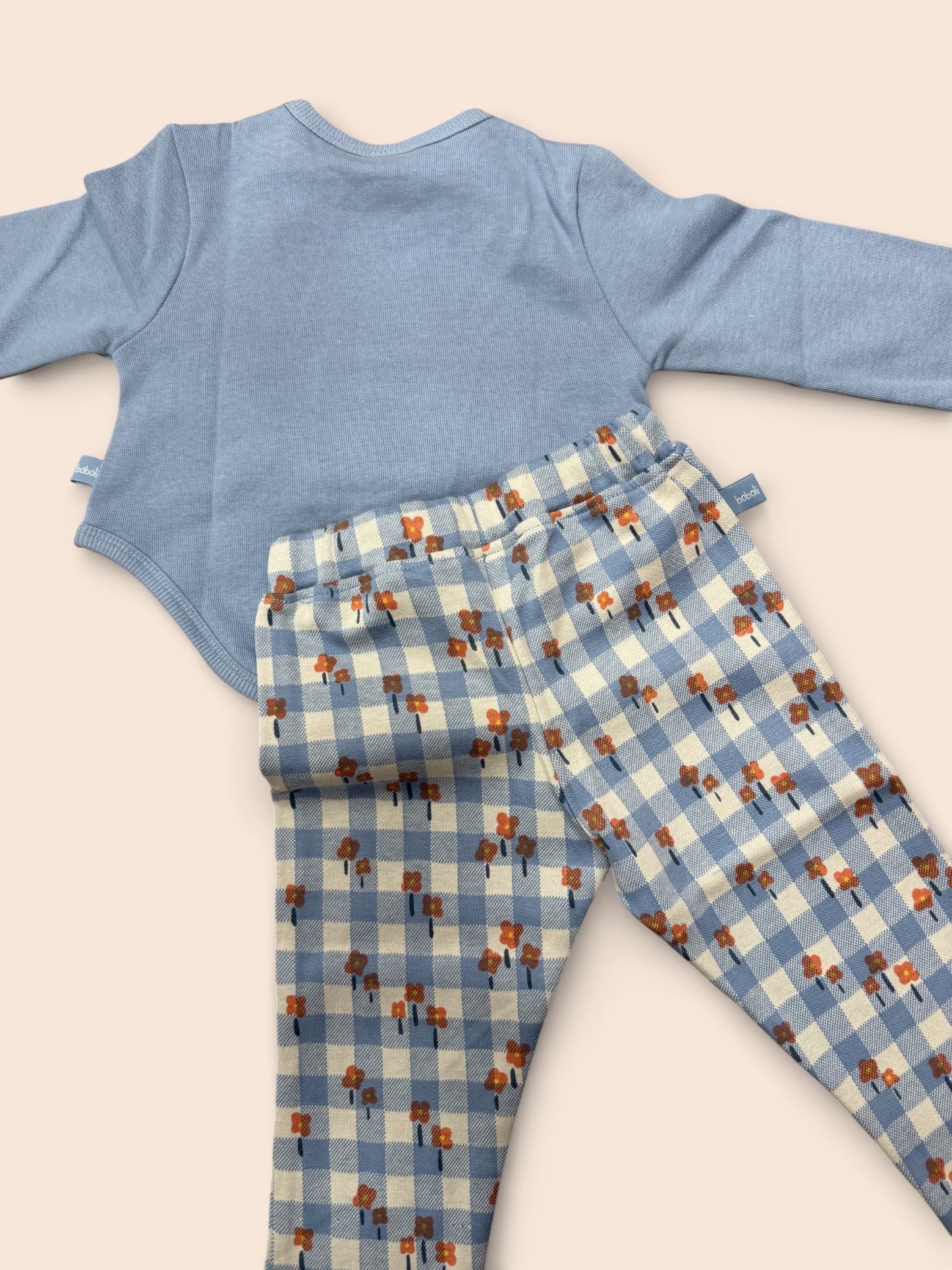 Conjunto bebé azul con sudadera flor y pantalón cuadro vichy