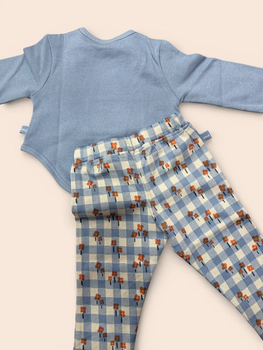 Conjunto bebé azul con sudadera flor y pantalón cuadro vichy