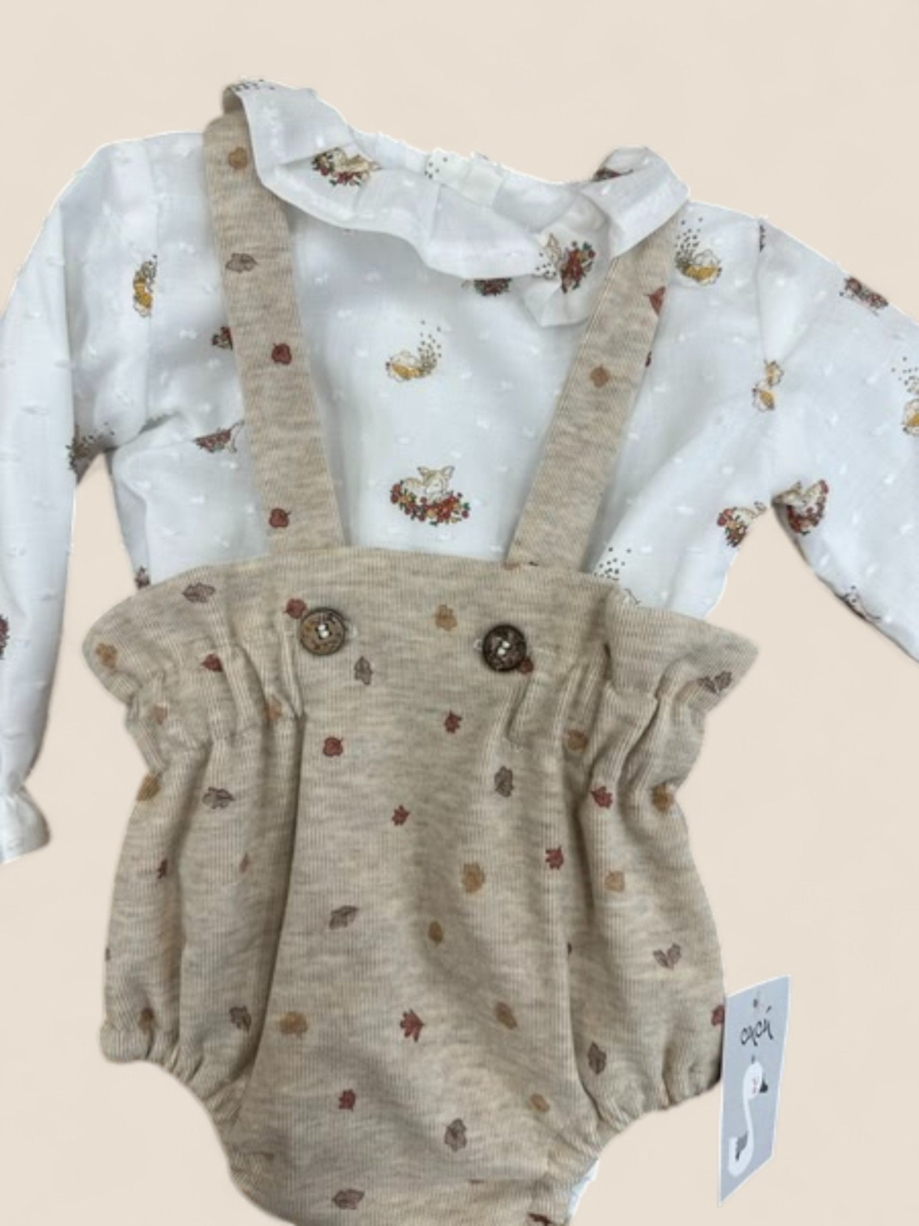 Conjunto bebé blusa blanca estampada y ranita beige con tirantes CUCÚ