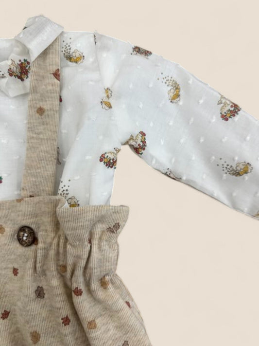 Conjunto bebé blusa blanca estampada y ranita beige con tirantes CUCÚ