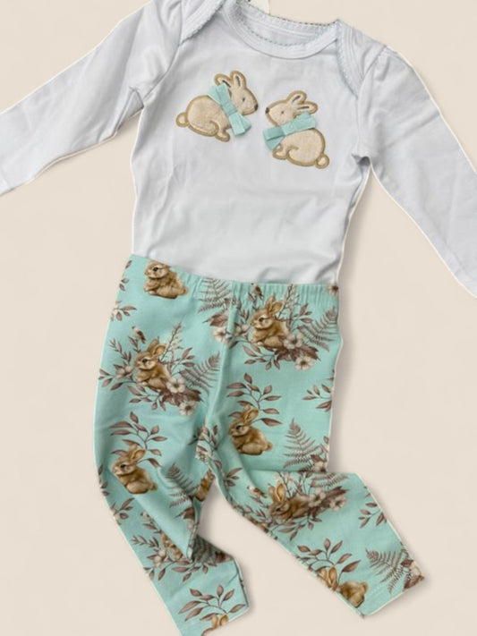 Conjunto bebé body conejitos bordados y polaina verde agua estampada KYLY