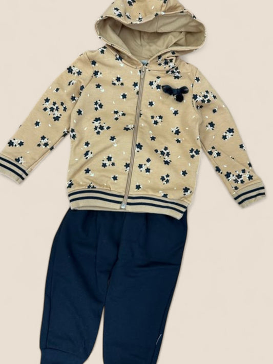 Conjunto bebé chaqueta estampada beige con lazo y pantalón azul marino KYLY