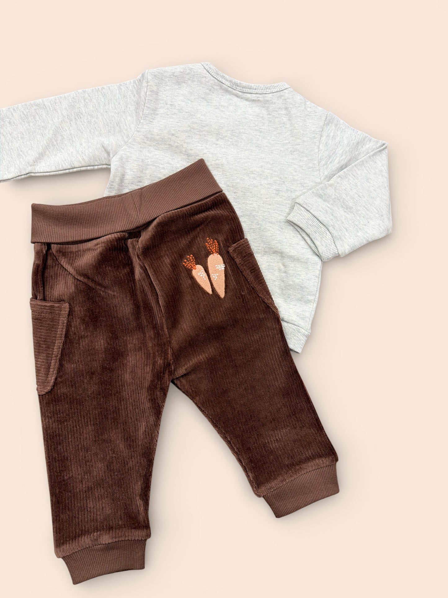 Conjunto bebé con sudadera conejito y pantalón marrón de pana