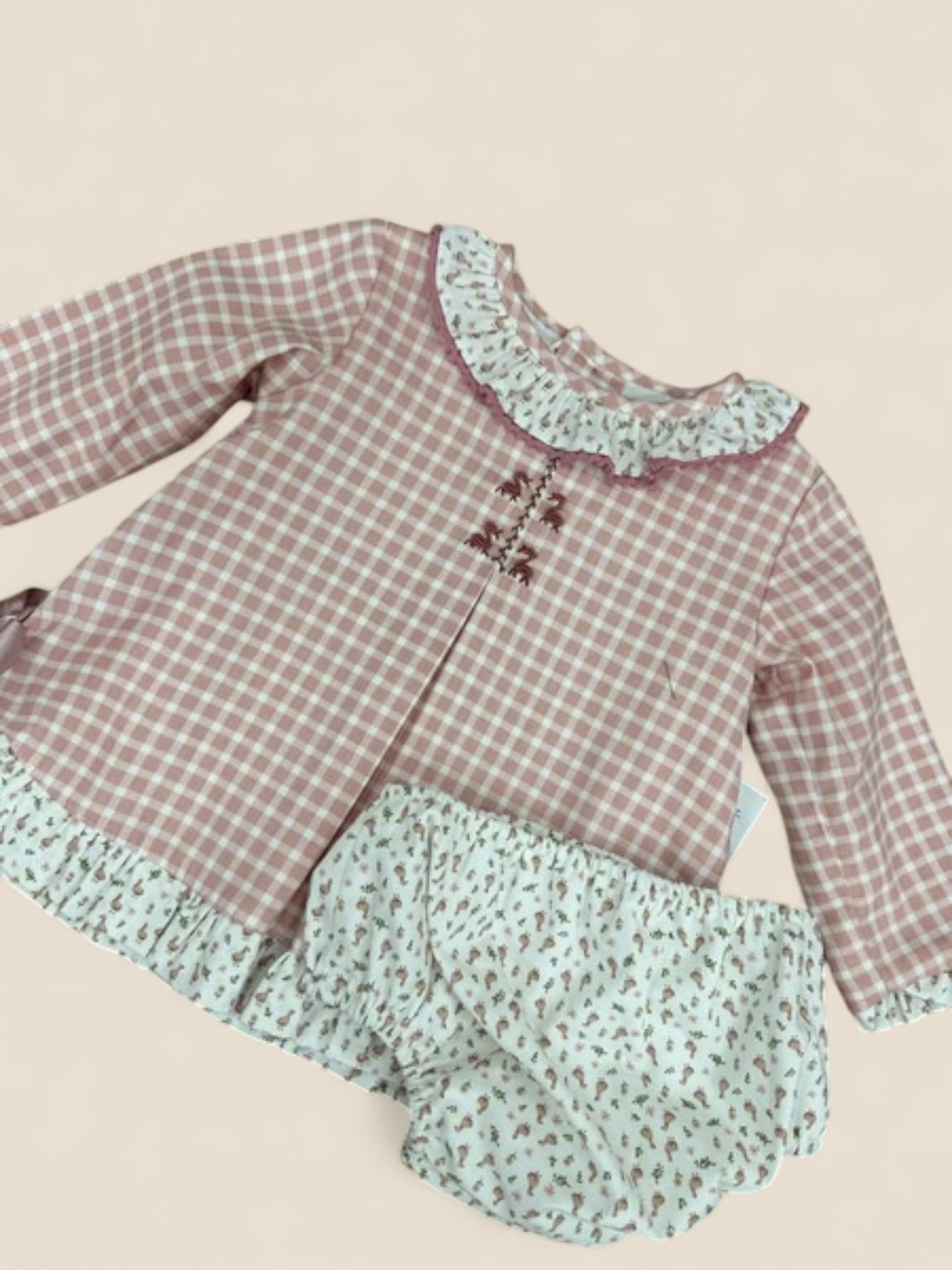Conjunto bebé cuadros rosa y braguita flores Belén Costales
