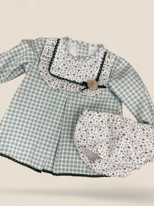 Conjunto bebé cuadros verdes con pechera floral y braguita Peques del Valle
