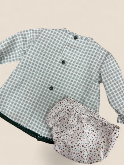 Conjunto bebé cuadros verdes con pechera floral y braguita Peques del Valle