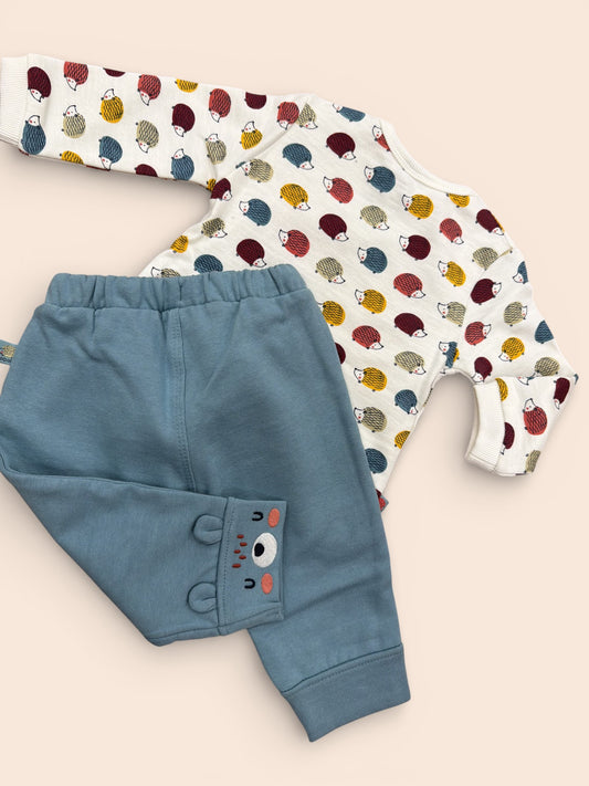 Conjunto bebé erizos con sudadera estampada y pantalón azul verdoso