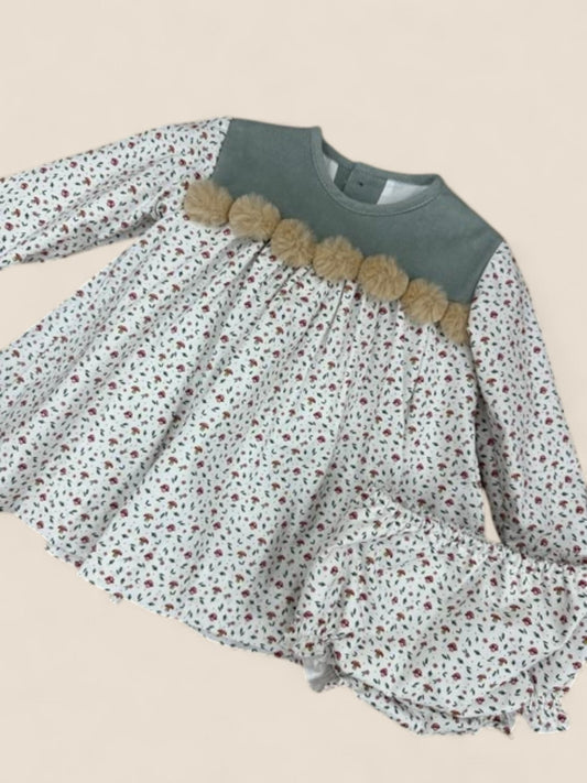 Conjunto bebé flores con canesú verde y pompones Peques del Valle