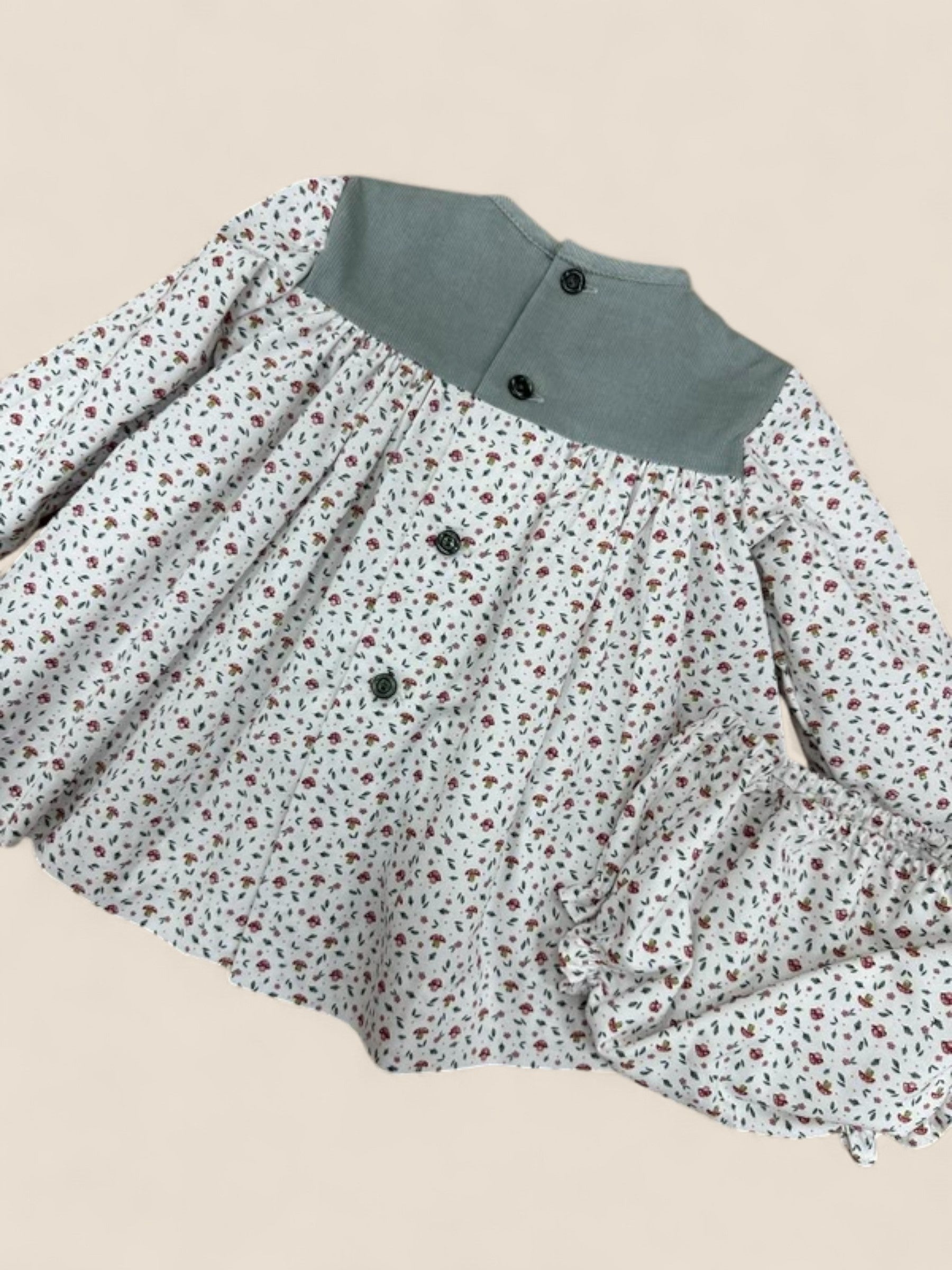 Conjunto bebé flores con canesú verde y pompones Peques del Valle