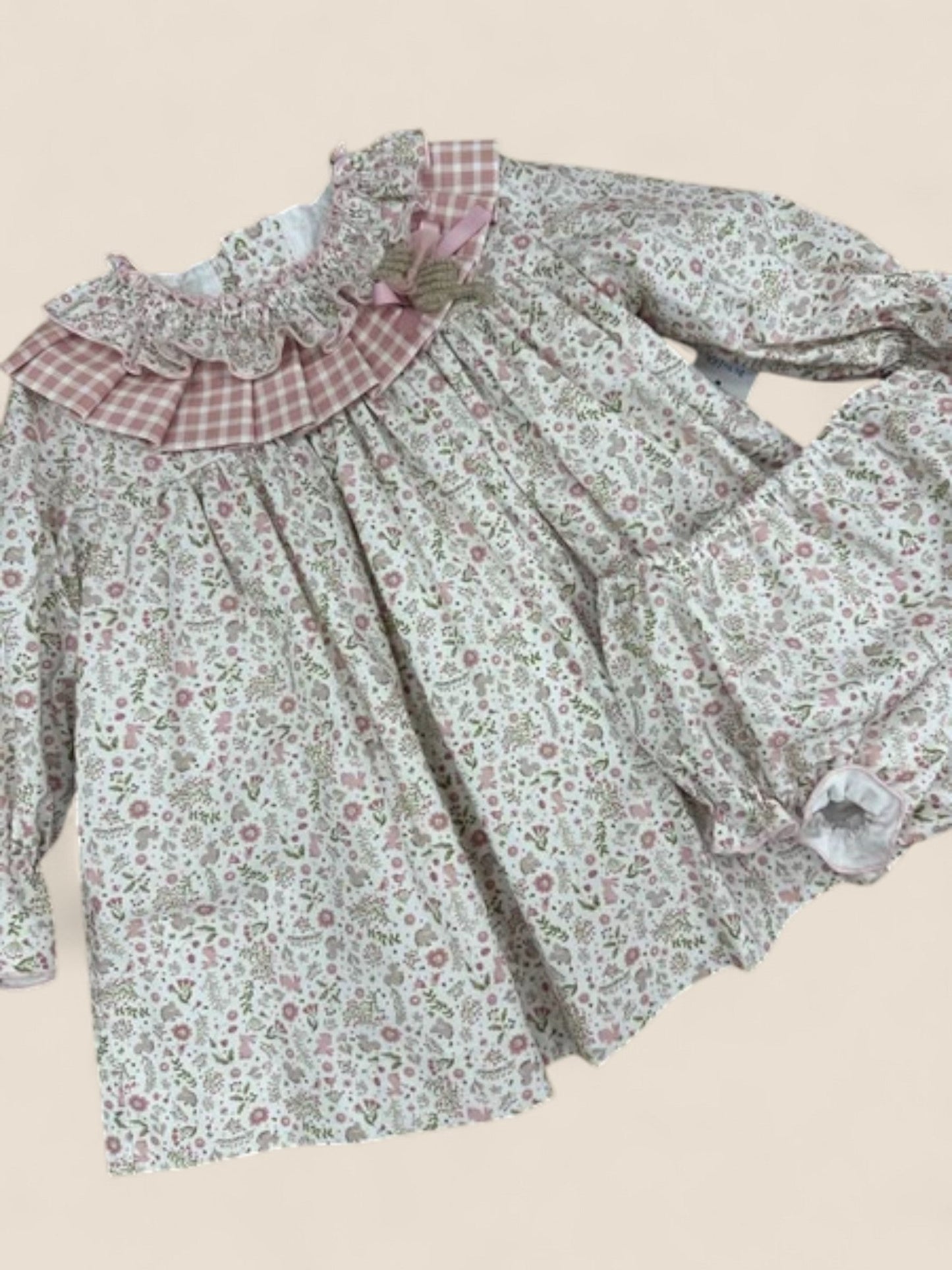 Conjunto bebé flores rosa con cuello volante de cuadros Belén Costales
