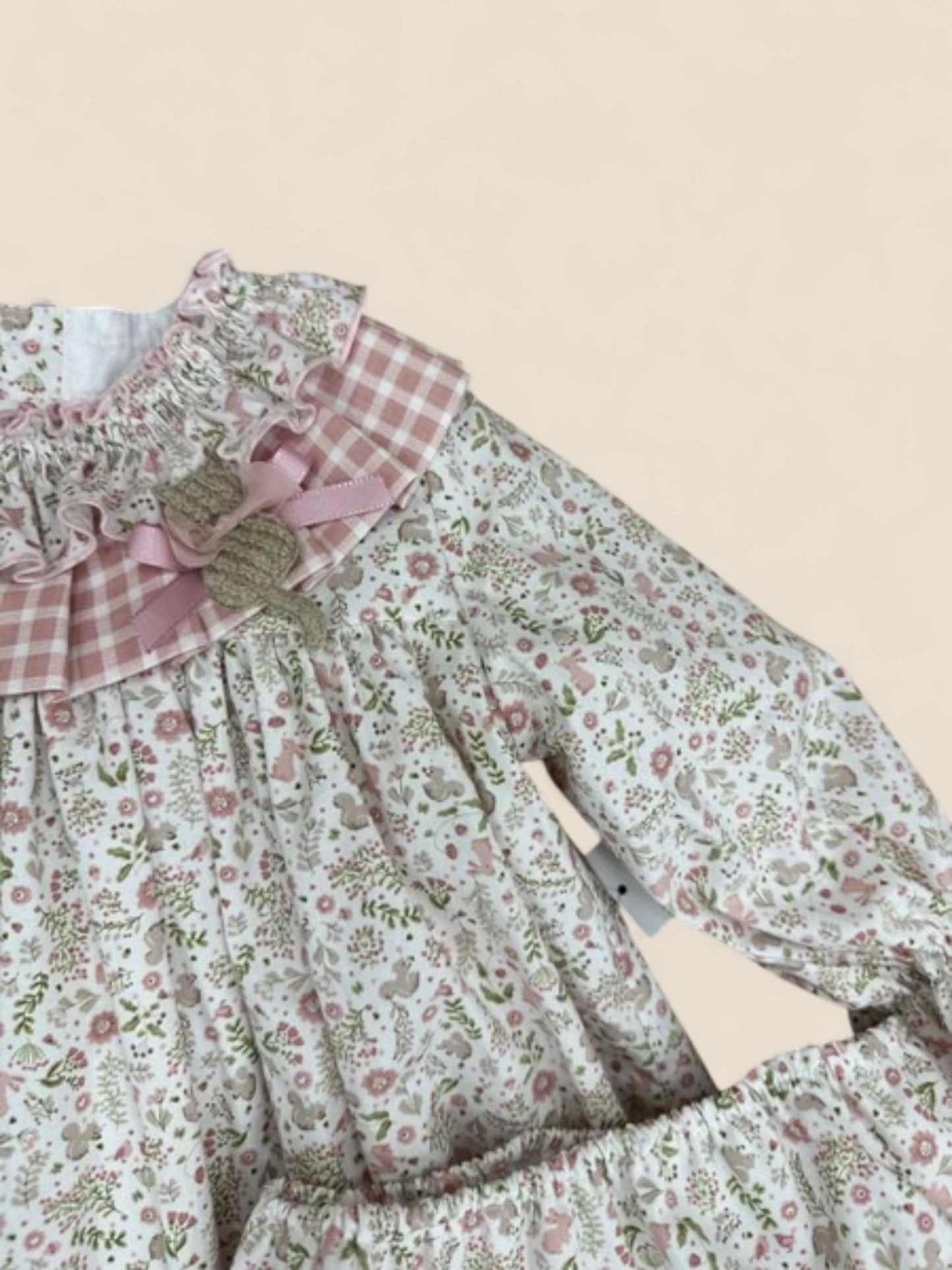 Conjunto bebé flores rosa con cuello volante de cuadros Belén Costales