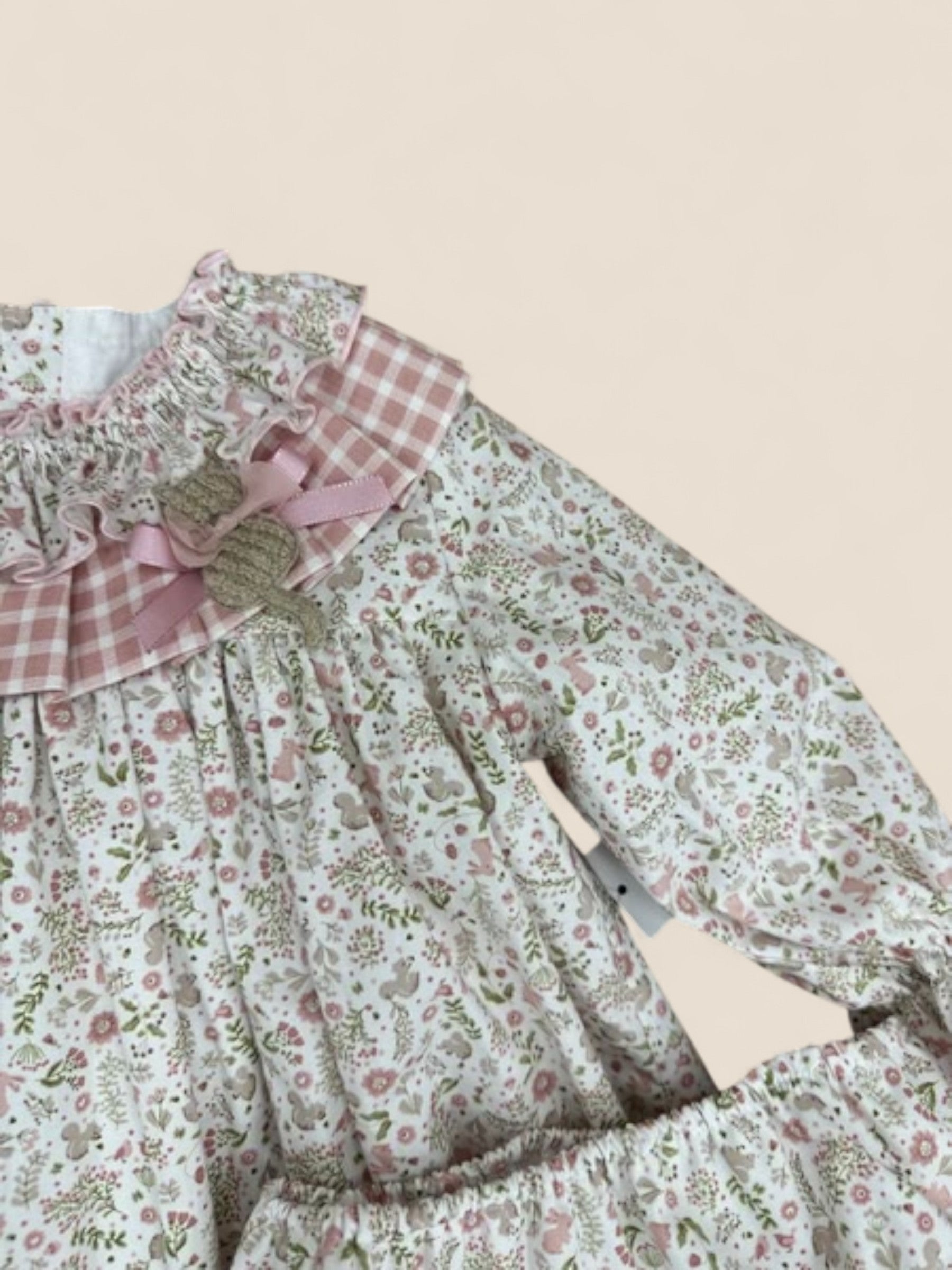 Conjunto bebé flores rosa con cuello volante de cuadros Belén Costales