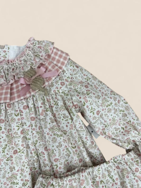 Conjunto bebé flores rosa con cuello volante de cuadros Belén Costales