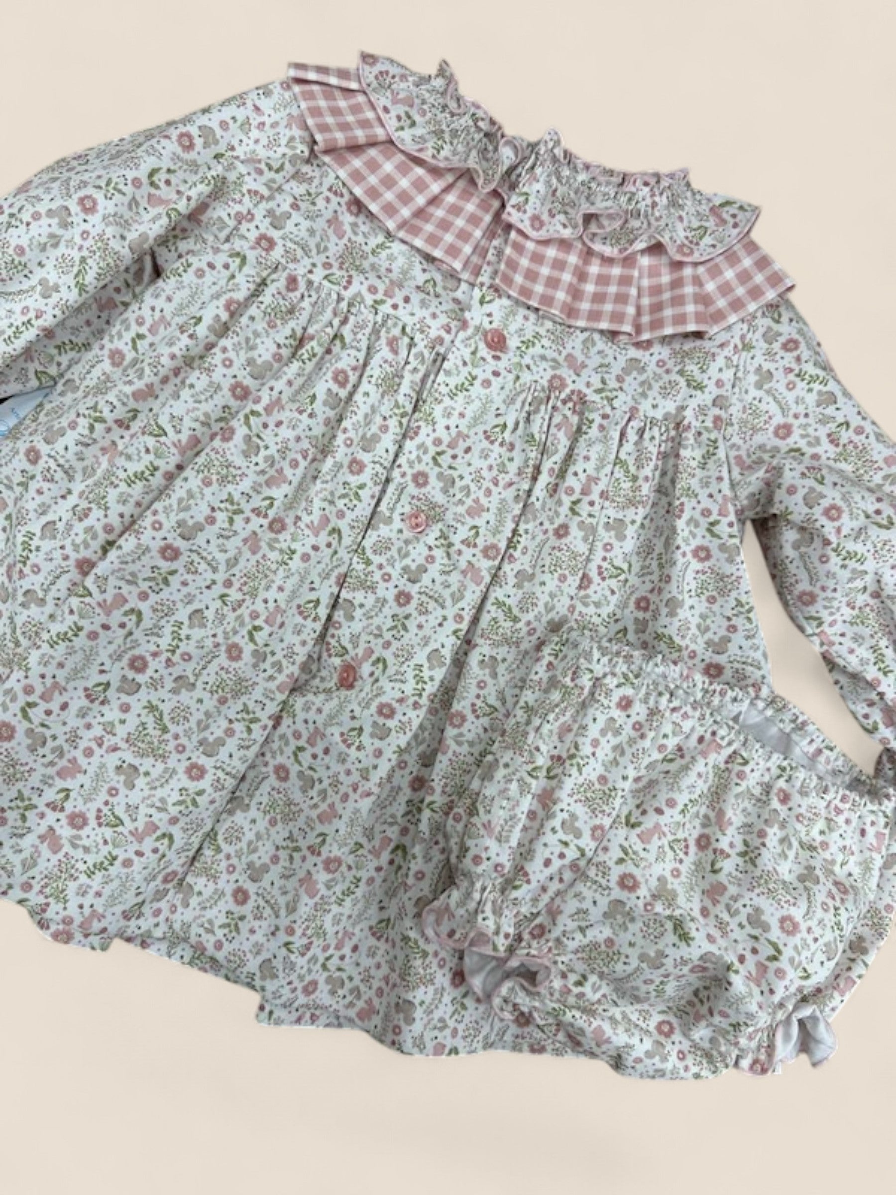 Conjunto bebé flores rosa con cuello volante de cuadros Belén Costales