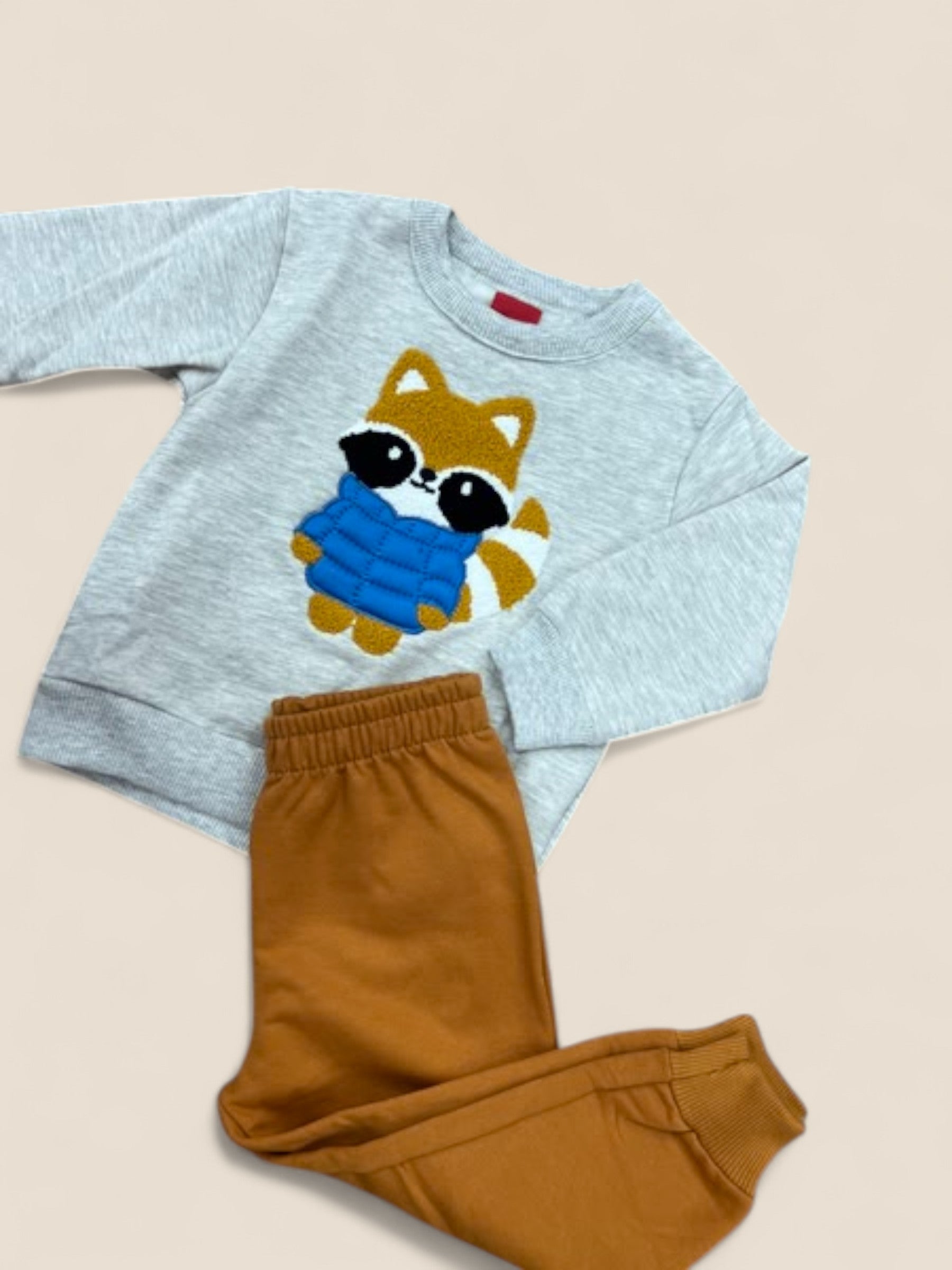 Conjunto bebé gris con mapache y pantalón mostaza KYLY
