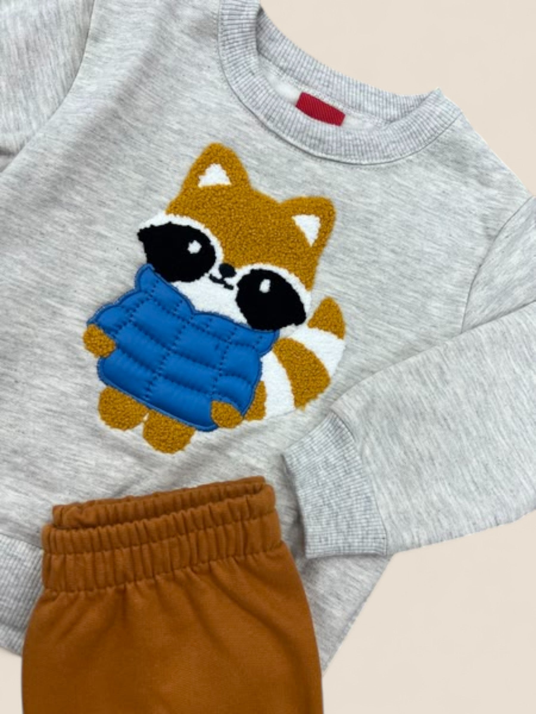 Conjunto bebé gris con mapache y pantalón mostaza KYLY