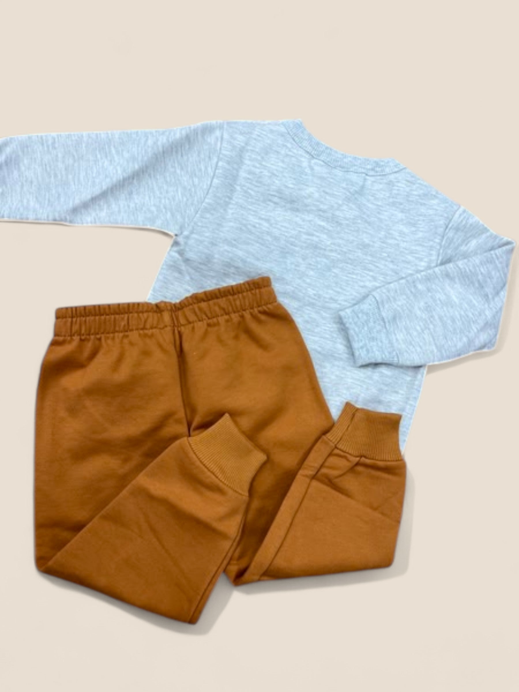 Conjunto bebé gris con mapache y pantalón mostaza KYLY