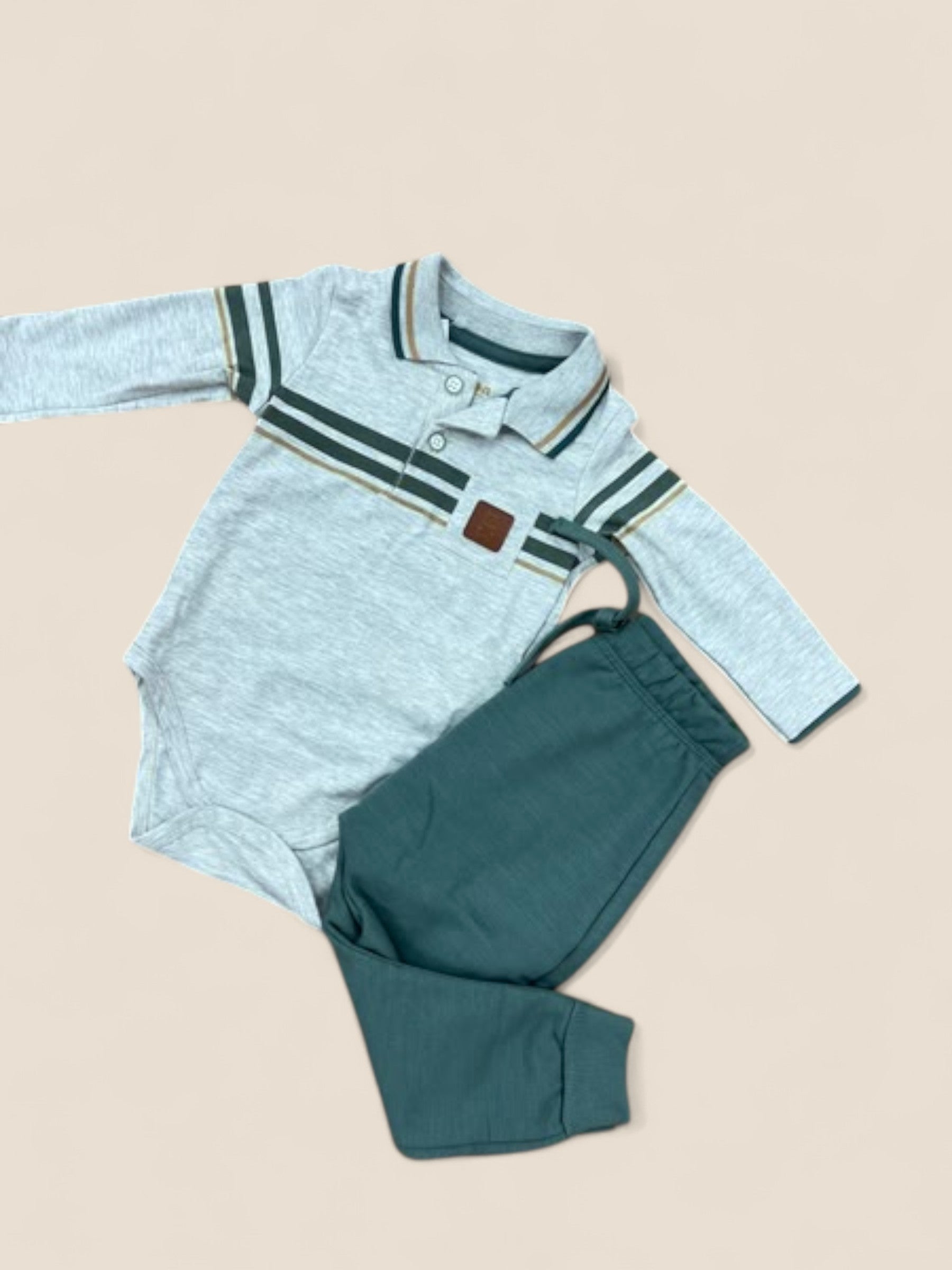 Conjunto bebé gris con polo de rayas y pantalón verde KYLY