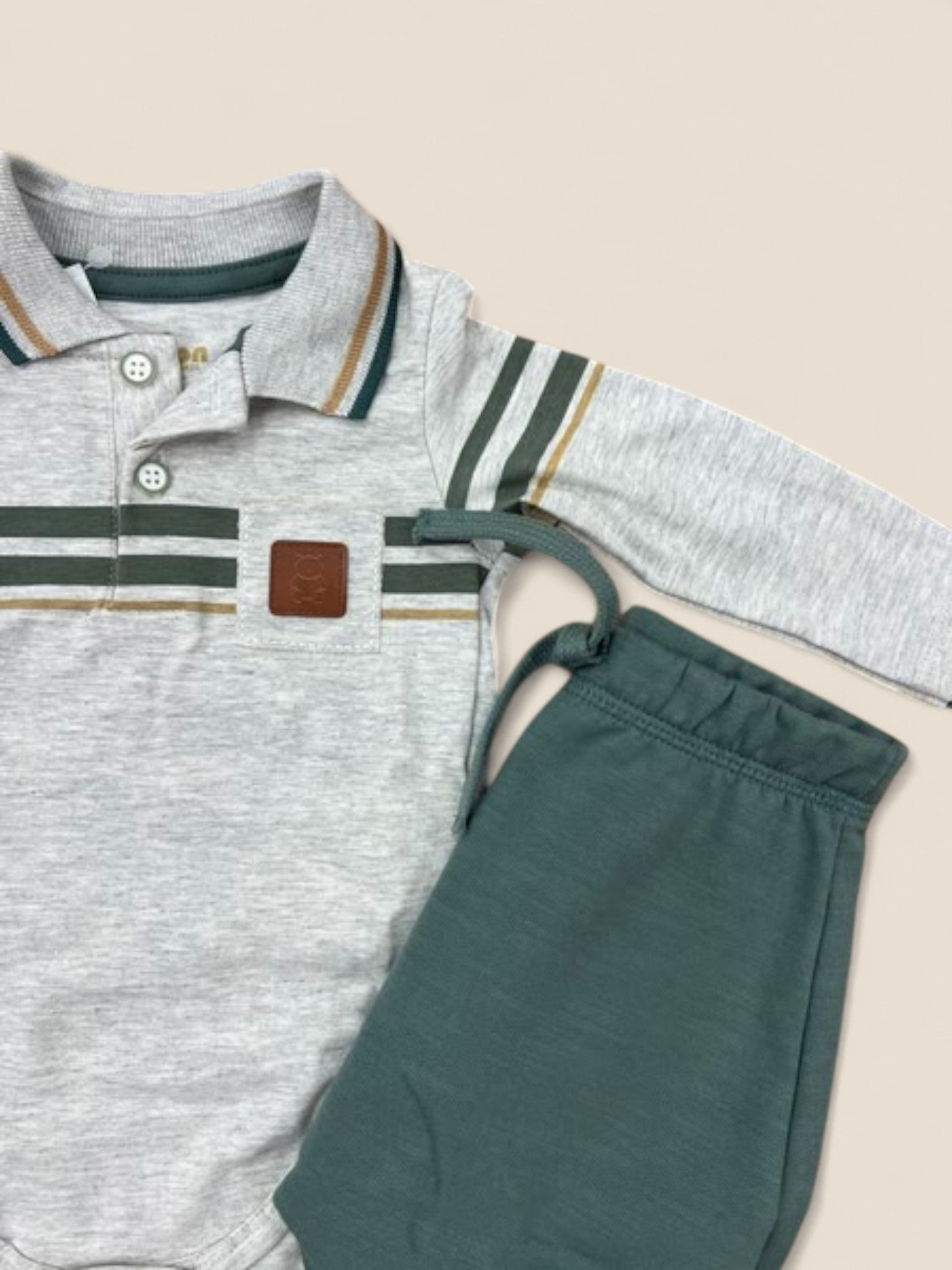 Conjunto bebé gris con polo de rayas y pantalón verde KYLY