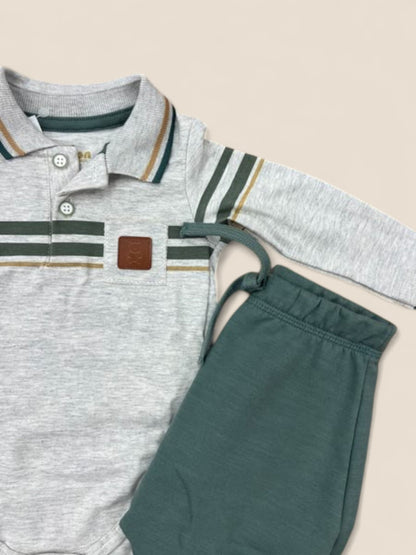 Conjunto bebé gris con polo de rayas y pantalón verde KYLY