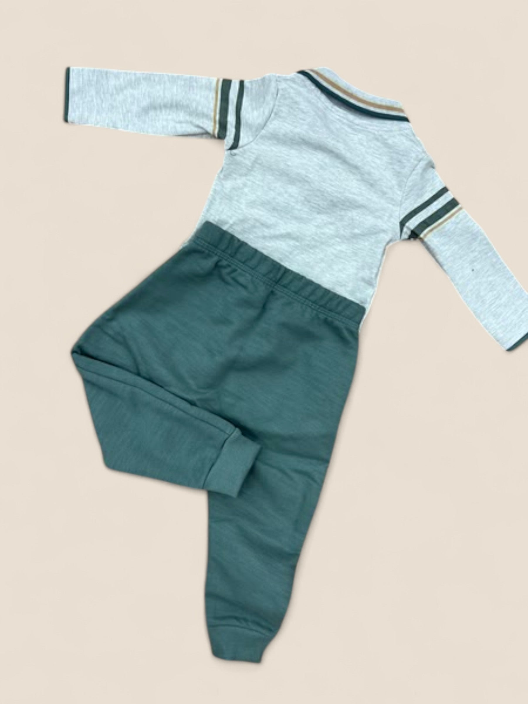 Conjunto bebé gris con polo de rayas y pantalón verde KYLY