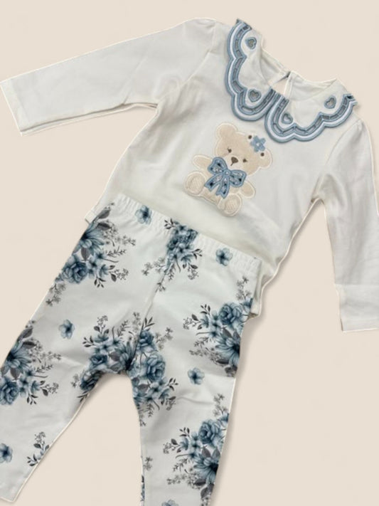 Conjunto bebé oso bordado con cuello azul y polaina floral azul KYLY
