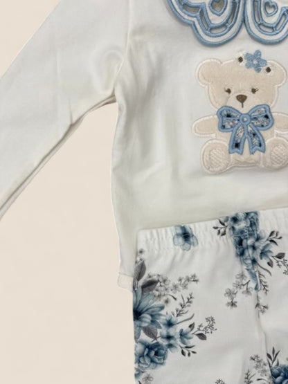 Conjunto bebé oso bordado con cuello azul y polaina floral azul KYLY