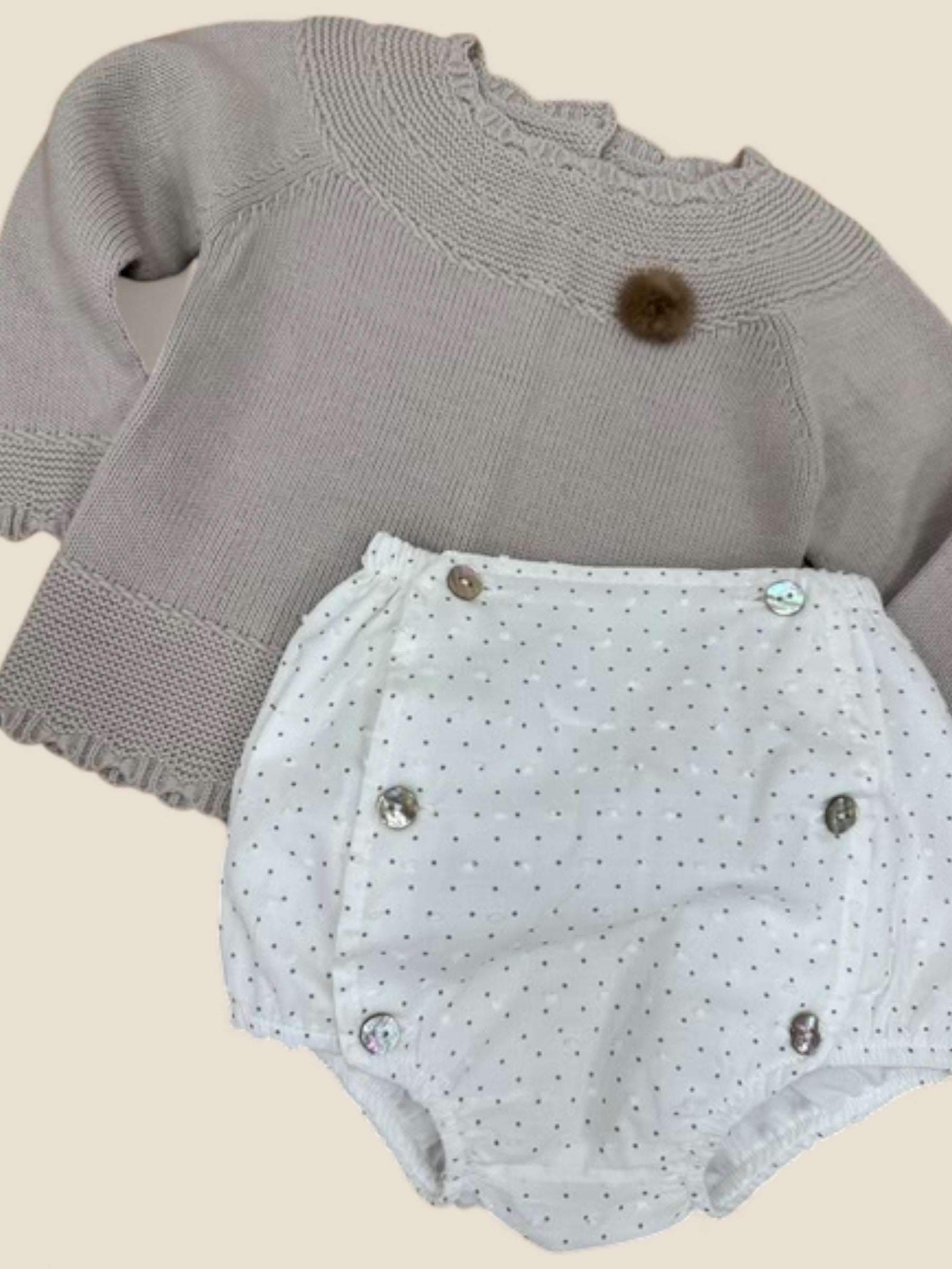 Conjunto bebé punto beige y ranita blanca con topitos Visi