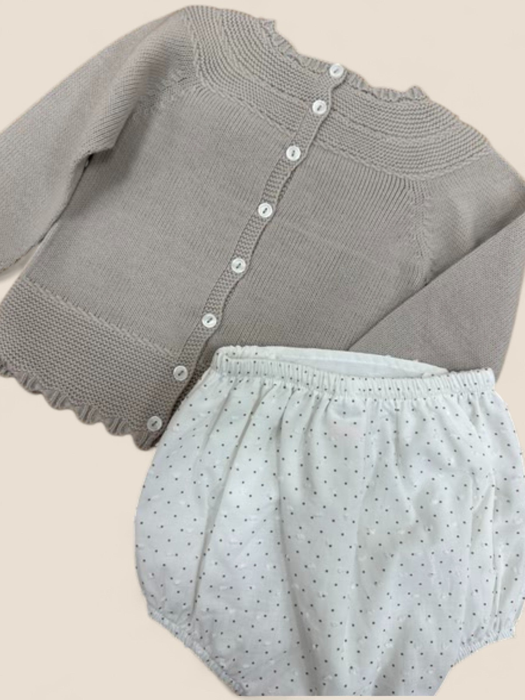 Conjunto bebé punto beige y ranita blanca con topitos Visi