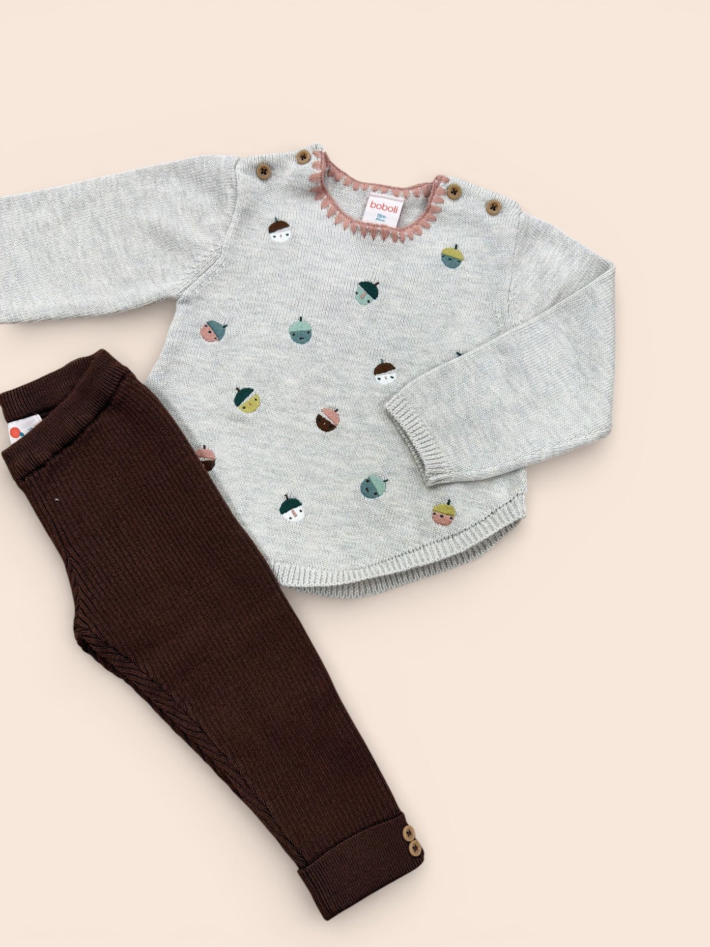 Conjunto bebé de jersey de punto gris con estampado de bellotas y pantalón marrón