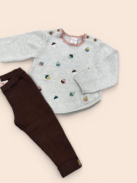 Conjunto bebé de jersey de punto gris con estampado de bellotas y pantalón marrón