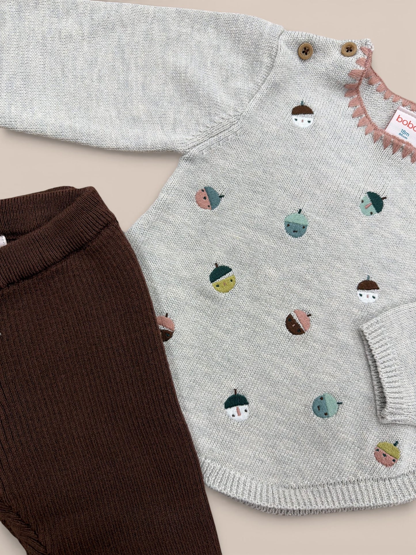 Conjunto bebé de jersey de punto gris con estampado de bellotas y pantalón marrón