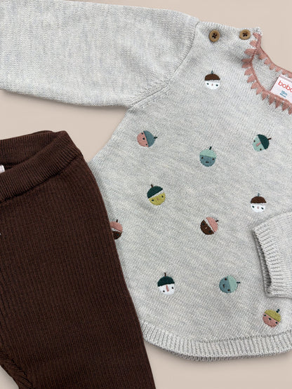 Conjunto bebé de jersey de punto gris con estampado de bellotas y pantalón marrón