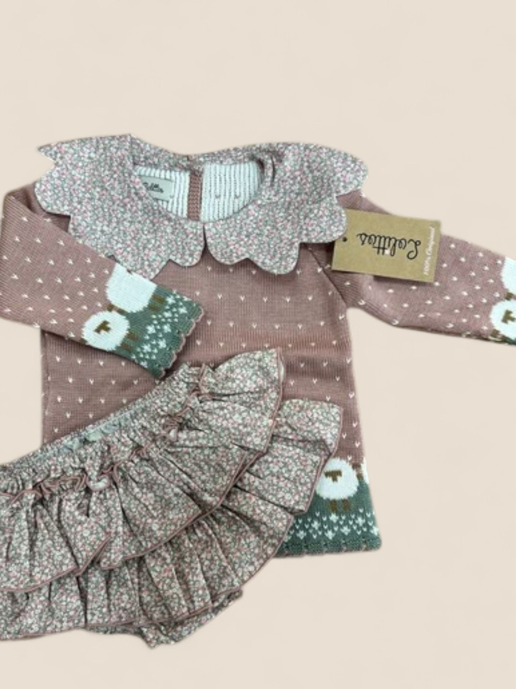 Conjunto de punto rosa con ovejitas y falda flores Lolittos