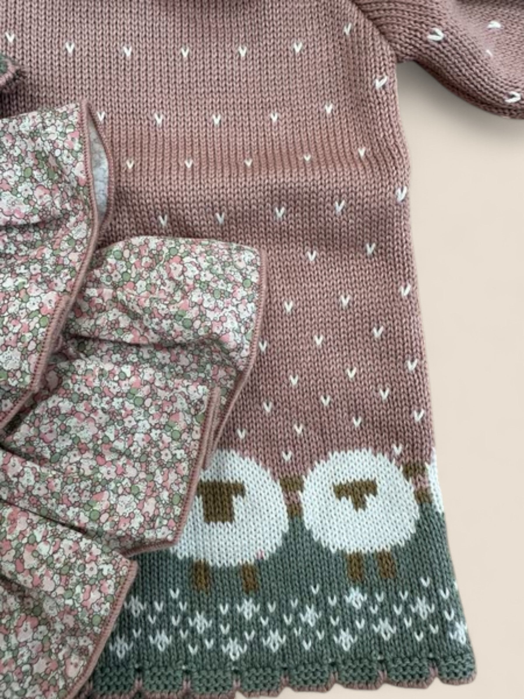 Conjunto de punto rosa con ovejitas y falda flores Lolittos
