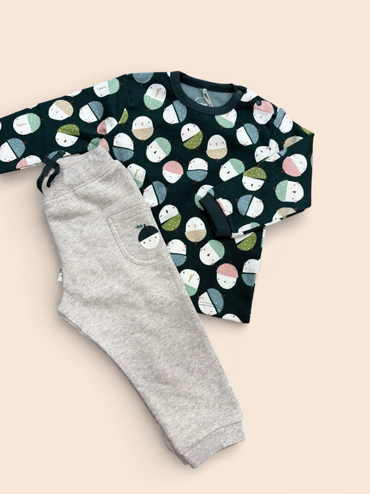 Conjunto bebé sudadera verde con estampado y pantalón gris cómodo