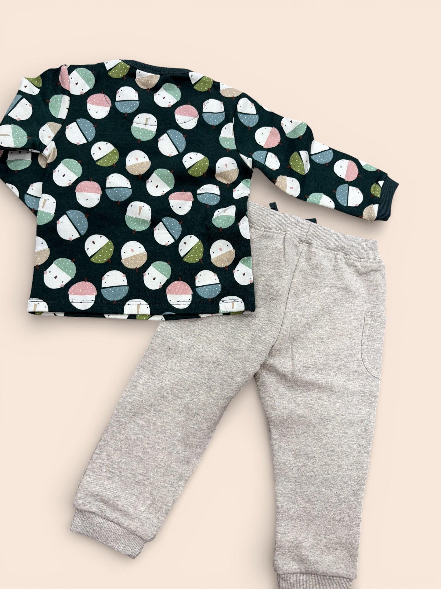 Conjunto bebé sudadera verde con estampado y pantalón gris cómodo