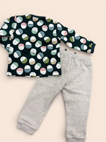 Conjunto bebé sudadera verde con estampado y pantalón gris cómodo