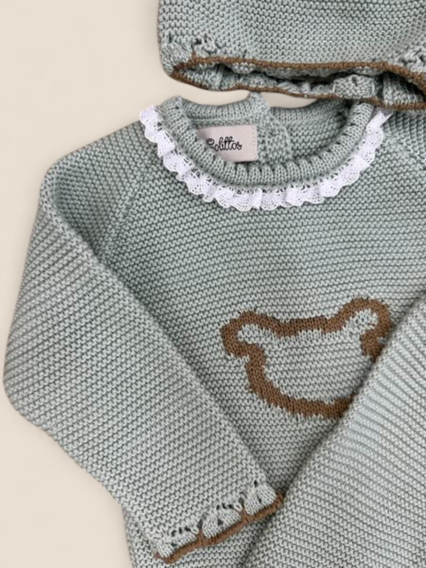 Conjunto bebé verde punto osito con gorro y pompones Lolittos