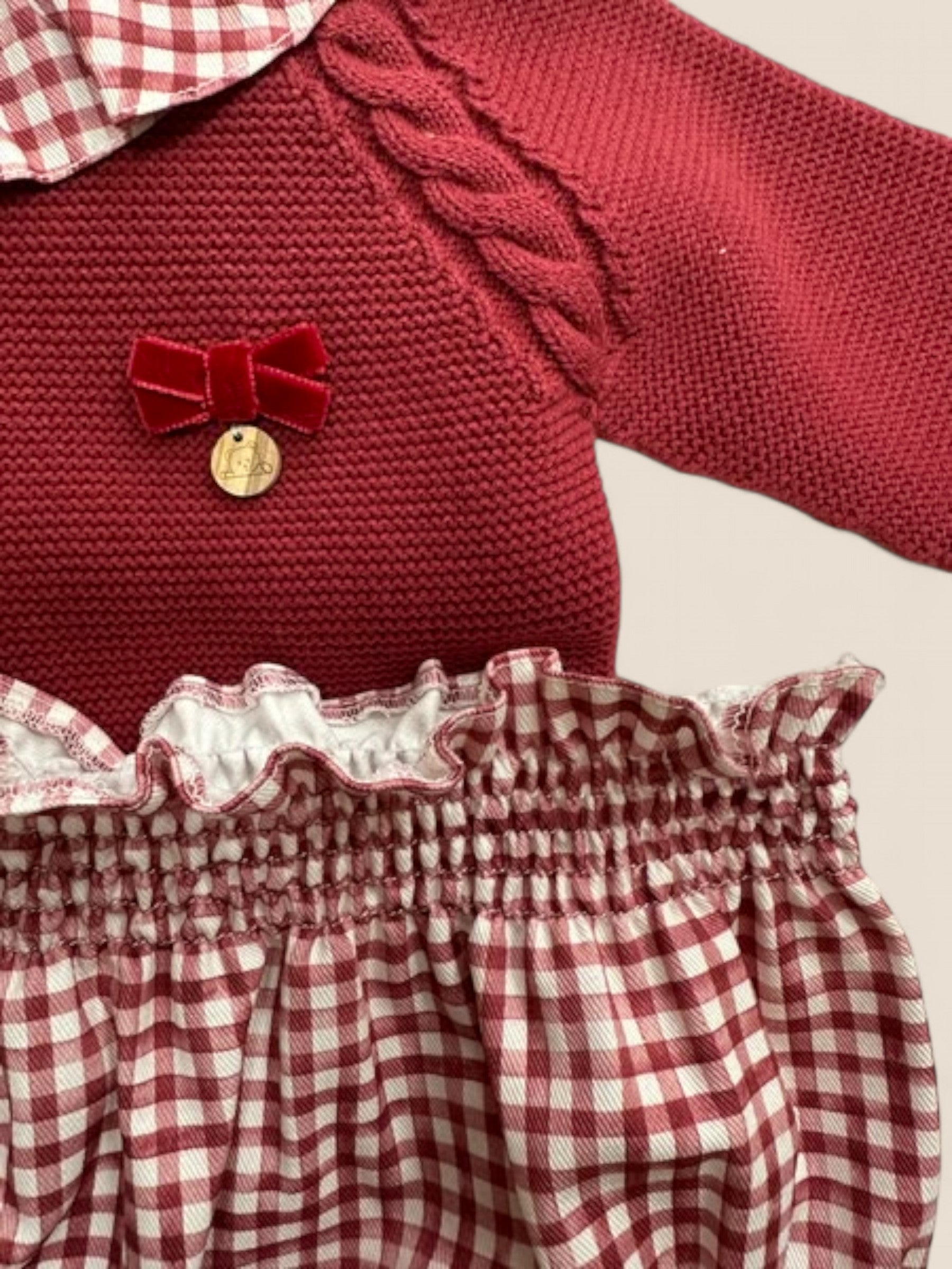 Conjunto punto granate y braguita cuadros vichy rojo.